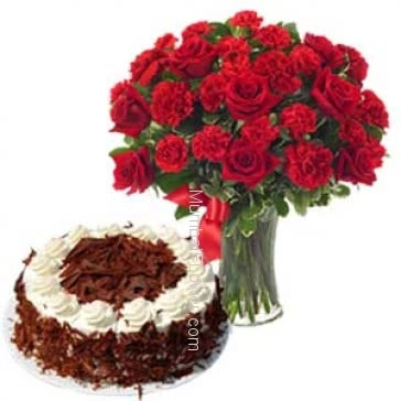 Glass Vase with 15 Red Roses and 15 Carnation and Half Kg. Black Forest Cake 